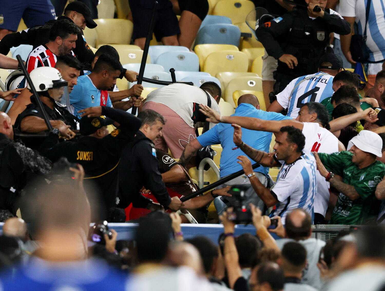 Antes do jogo, policiais atacam torcedores argentinos.Ação exagerada para tentar corrigir péssima organização