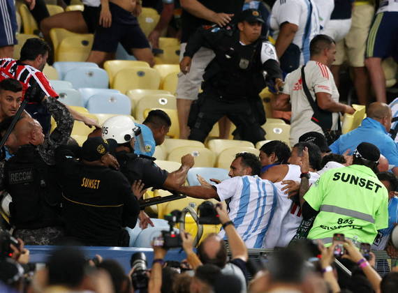 Argetina vence Brasil em jogo manchado por pancadaria entre torcedores e  Polícia Militar - Esportes DP