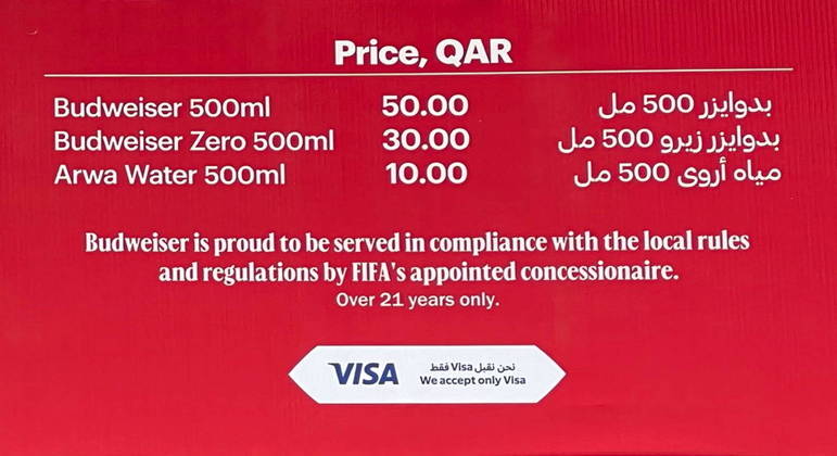 Cartaz mostra o preço da cerveja nas fan zones da Fifa: 50 riais do Catar ou R$ 73