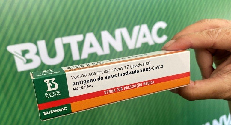Dimas Tadeu Covas, director of Brazil's Butantan biomedical institute, shows a mock-up box as he talks about Butanvac, a potential vaccine against the coronavirus disease (COVID-19), in Sao Paulo, Brazil March 26, 2021. REUTERS/Leonardo Benassatto