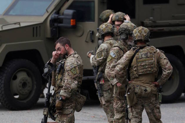 Entraram no segundo dia, nesta sexta-feira (27), as buscas por Robert Card, um reservista do Exército dos EUA que abriu fogo e matou 18 pessoas em um bar-restaurante e em um boliche em Lewiston, no Maine. Outras 13 pessoas foram atingidas pelos disparos