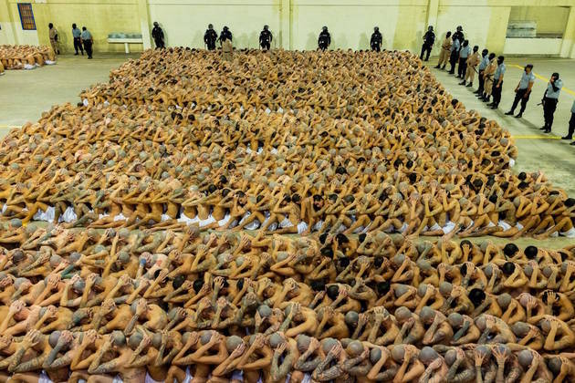 O tratamento aos condenados é duro no país. Nesta imagem, os presos tiveram a cabeça raspada e foram enfileirados
