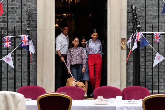 Até o primeiro-ministro do Reino Unido, Rishi Sunak, quis mostrar a cadela Nova durante as comemorações pela coroação de Charles 3º. Na foto, Sunak aparece ao lado das filhas Krishna e Anoushka, além da mulher Akshata Murty