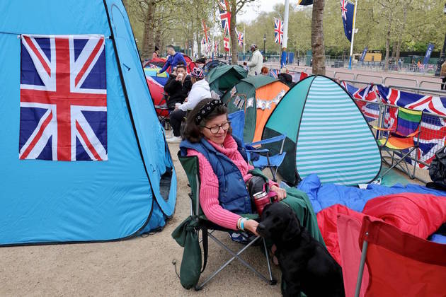 Entre os acampados, também teve muita gente que levou os cães para acompanhar a coroação de Charles 3º. O Piper ficou do lado da dona o tempo todo