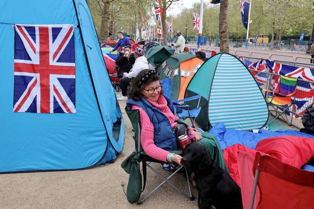 No dia da coroação, e mesmo dias antes, centenas de apoiadores se reuniram nos arredores do Palácio de Buckingham com bandeiras do Reino Unido e suvenires estampados com o rosto de Charles. Embora ele tenha assumido o trono com uma popularidade menor que a de Elizabeth 2ª, a maioria dos britânicos ainda apoia a monarquia e costuma ficar empolgada com esse tipo de evento