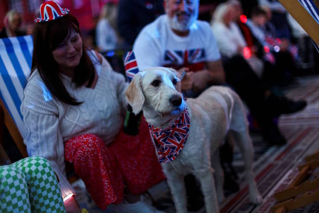Fora da competição oficial, os cães também receberam adornos para desfilar nas ruas de Londres. Esse da foto 