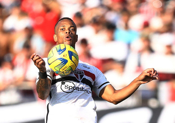 Caio Paulista domina a bola durante o jogo