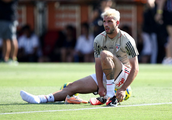 Calleri, que marcou o gol no Maracanã no primeiro jogo da final, se aquece no pré-jogo