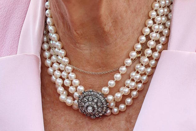 Detalhe para a joia de pérolas no pescoço de Camilla que deixaram o look ainda mais elegante e chique