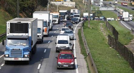 Transporte rodoviário de cargas guia desempenho do setor de serviços
