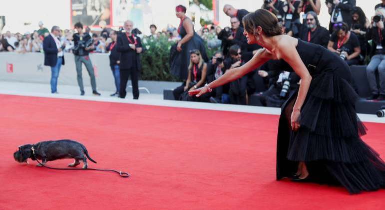 Caterina Murino com o cachorro, Sole, no tapete vermelho do Festival de Cinema de Veneza