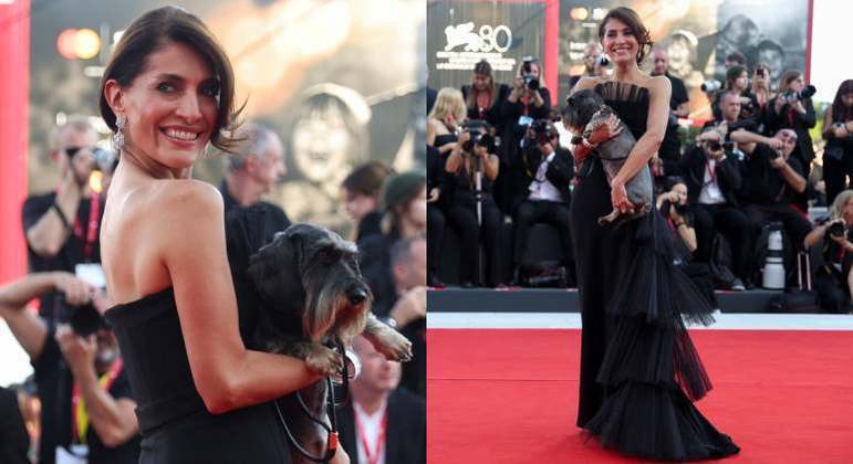 Caterina Murino e seu cachorro, Sole, no tapete vermelho do Festival de Cinema de Veneza
