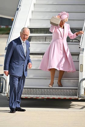 Para a viagem, Camilla escolheu um look completo cor de rosa, da estilista Fiona Clare Aldridge, responsável por assinar os visuais dela 