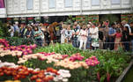 Visitors attend the final day of the Chelsea Flower Show, delayed from its usual spring dates because of the lockdown restrictions amid the spread of the coronavirus disease (COVID-19) pandemic in London, Britain, September 26, 2021. REUTERS/Henry Nicholls