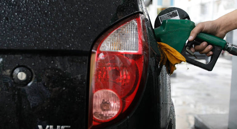 Carro é abastecido com etanol em posto de combustíveis no Rio de Janeiro