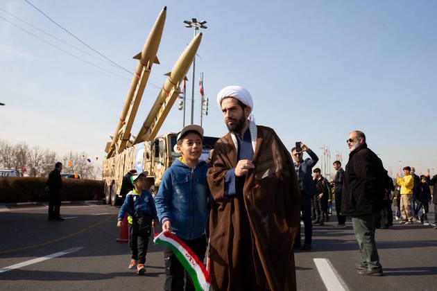 O Irã comemorou, neste domingo (11), os 45 anos da Revolução Islâmica de 1979 com mísseis e outros tipos de artefatos explosivos espalhados pela capital Teerã