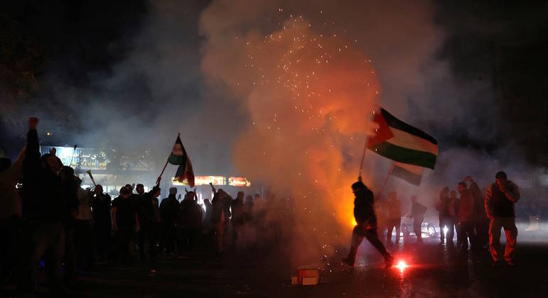 Iranianos em Teerã comemoram atentados terroristas do Hamas contra Israel no primeiro dia da guerra
