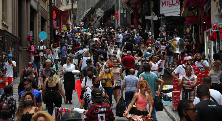 Movimento na Rua Vinte e Cindo de Março, tradicional ponto de comércio popular em SP