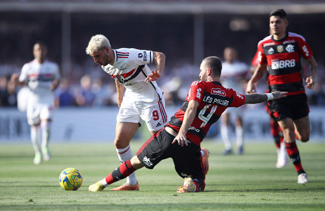 Começa o jogo! Com menos de um minuto de disputa, Pedro chega perto do gol do São Paulo, mas Rafael espalma e defende