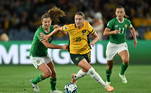 Na imagem, a australiana Clare Hunt disputa com Kyra Carusa, da Irlanda