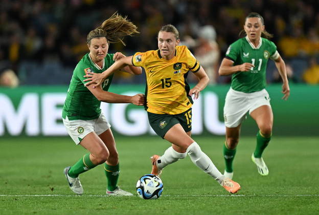 Na imagem, a australiana Clare Hunt disputa com Kyra Carusa, da Irlanda