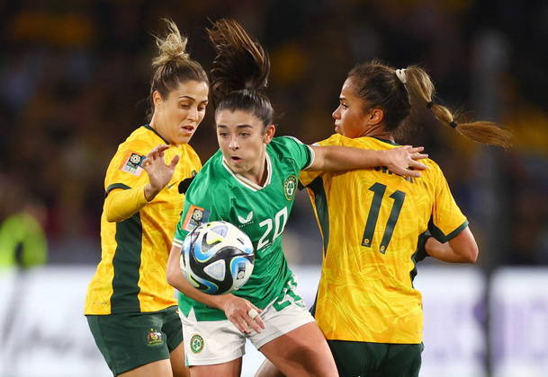 Austrália e Irlanda fizeram sua estreia nesta quinta-feira (20) pela Copa do Mundo feminina. As anfitriãs receberam a seleção irlandesa no estádio Olímpico de Sydney, em Sydney, e venceram por 1 a 0, gol de Steph Catley