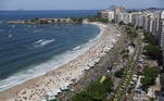 A orla de Copacabana ficou lotada nesta quarta-feira (7)