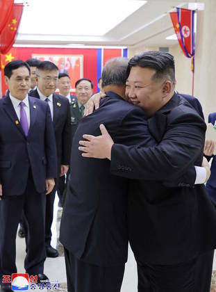 O líder norte-coreano fez uma recepção de gala para a delegação chinesa que visitou Pyongyang para comemorar o 70º aniversário do fim da Guerra da Coreia e prometeu um elo mais forte, de acordo com a mídia estatal norte-coreana neste sábado (29)