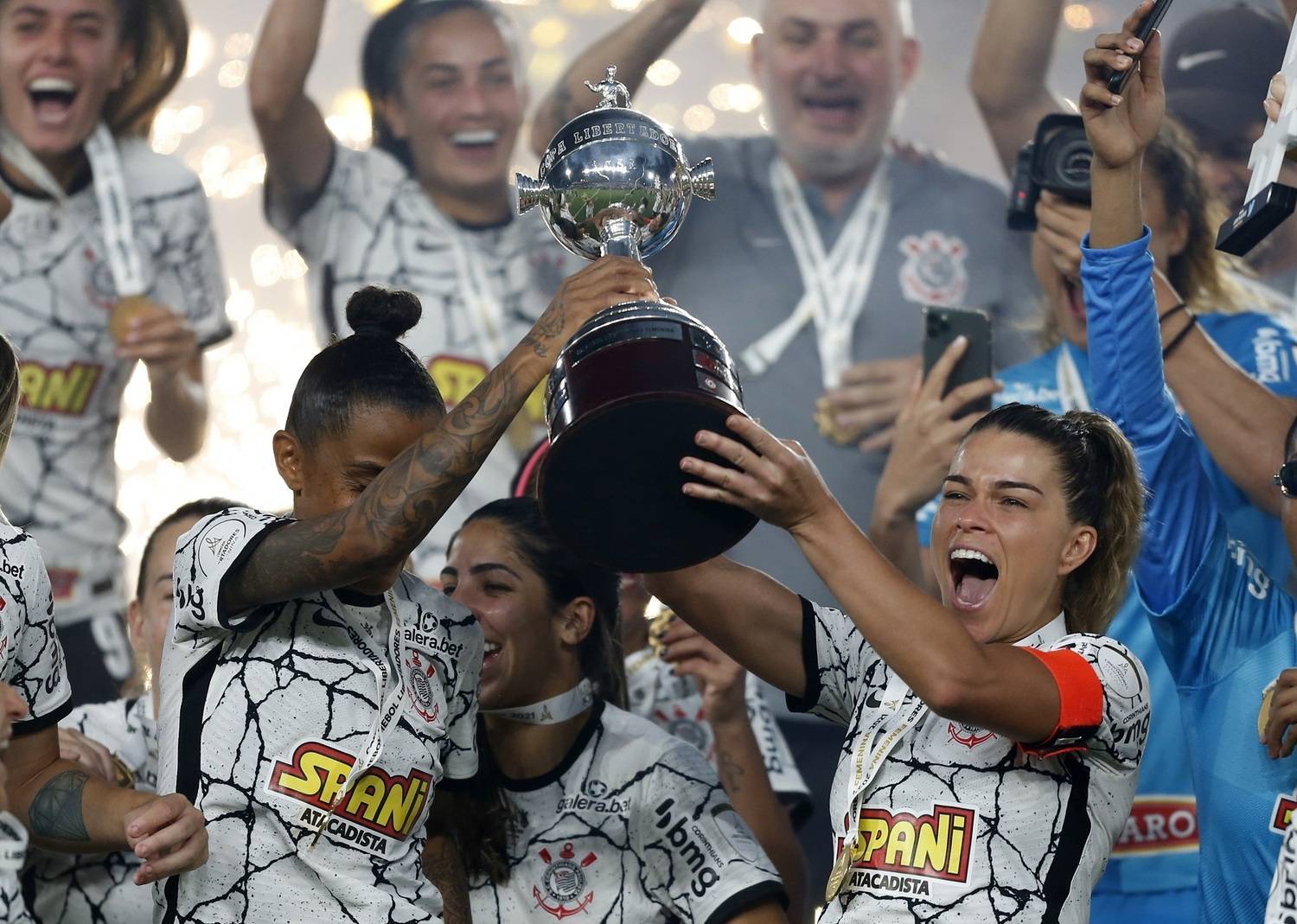 A capitã Tamires levanta a taça da Libertadores feminina