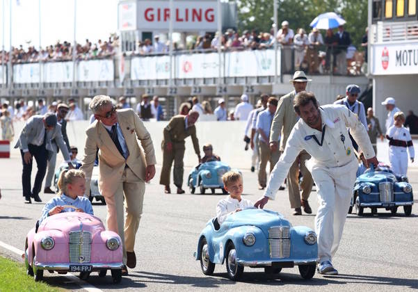 Os carros em miniatura são ocupados por filhos dos competidores de outras corridas durante o fim de semana, por isso há muitos sobrenomes familiares na longa lista de inscritos