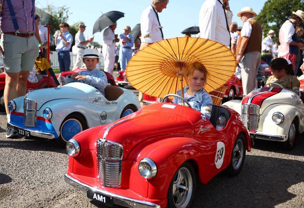 Crianças em carros de corrida