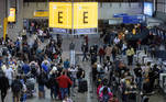 Passengers gather at Sao Paulo International Airport amid the outbreak of the coronavirus disease (COVID-19) and after Omicron has become the dominant coronavirus variant in the country, in Guarulhos, Brazil January 12, 2022. REUTERS/Roosevelt Cassio