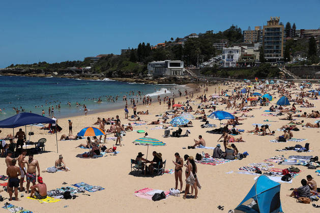 Beachgoers enjoy a summer day at Coogee Beach following an outbreak of the coronavirus disease (COVID-19) in Sydney, Australia, January 13, 2021. REUTERS/Loren Elliott