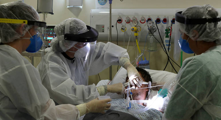 Equipe médica  durante tratamento de paciente com covid