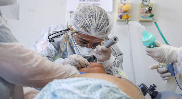 Médico intuba paciente em São Bernardo do Campo, na Grande São Paulo
