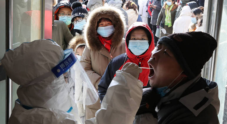 Médico aplica teste PCR em estudante chinês em Hubei, na China, primeiro epicentro da pandemia da Covid-19