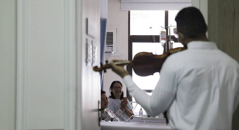 Pacientes que se recuperam da covid-19 também ouviram o músico em ação