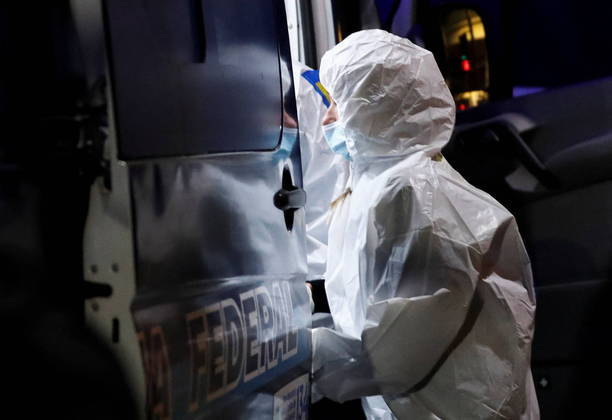 Nesta foto, um membro da polícia científica trabalha em frente à casa da vice-presidente da Argentina, Cristina Kirchner. O autor do atentado trabalha como motorista de aplicativo