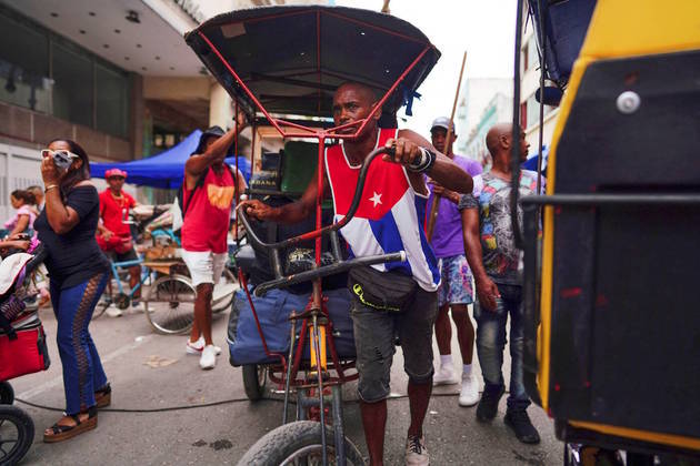 Os empreendedores que lutam diariamente em Cuba se assustaram com o novo limite diário de 5.000 pesos (US$ 20 ou R$ 100) para saques em dinheiro para empresas, uma das várias medidas que o governo disse ter como objetivo forçar os cubanos a fazer suas transações eletronicamente, por meio de transferência, pagamento online e cartões bancários