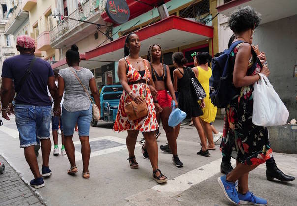 Essa mudança foi necessária por causa da escassez de dinheiro, disseram autoridades do Banco Central cubano. A queda rápida do peso cubano e a alta dos preços ao consumidor se combinaram e, juntas, consomem as reservas bancárias e os caixas eletrônicos do país