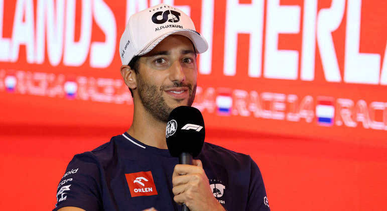 O desempenho de De Vries não foi como esperado e, antes da metade da temporada de 2023, no GP da Hungria, Daniel Ricciardo foi anunciado para substituir o holandês. O australiano era o piloto reserva da Red Bull e terminou a corrida em 13º no circuito de Hungaroring, enquanto Yuki Tsunoda, colega de Ricciardo, foi o 16º