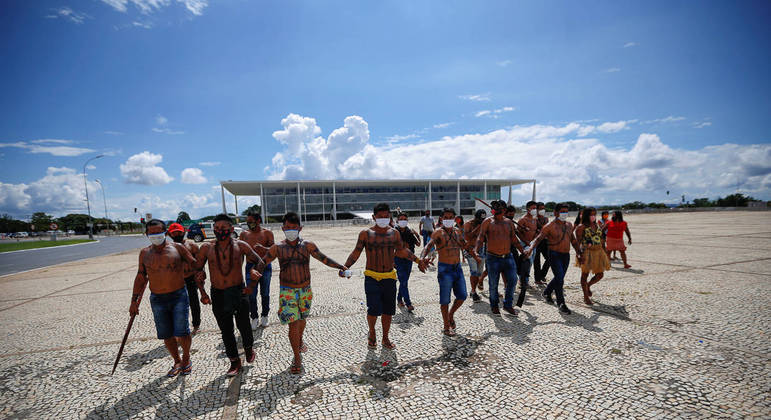 Grupo de indígenas faz protesto em Brasília 