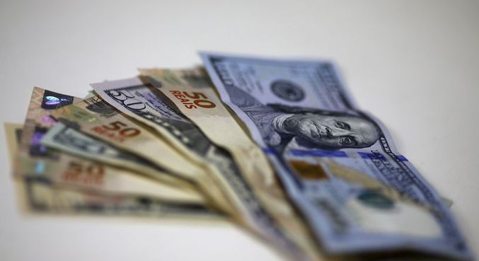 Dos últimos 12 pregões, o dólar subiu em 11, com alta acumulada de 4,35%