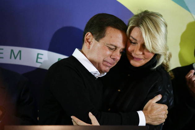 Ao final do pronunciamento, Jo&atilde;o Doria chorou e foi consolado pela mulher, a artista pl&aacute;stica Bia Doria