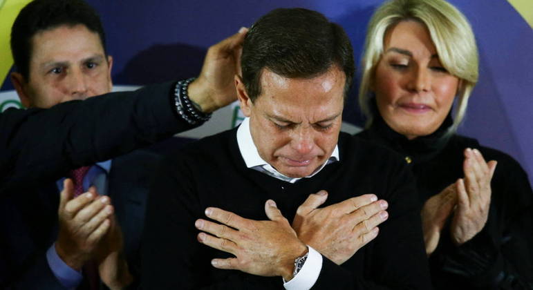 Ex-governador de São Paulo João Doria chorando durante anúncio da desistência da disputa presidencial
