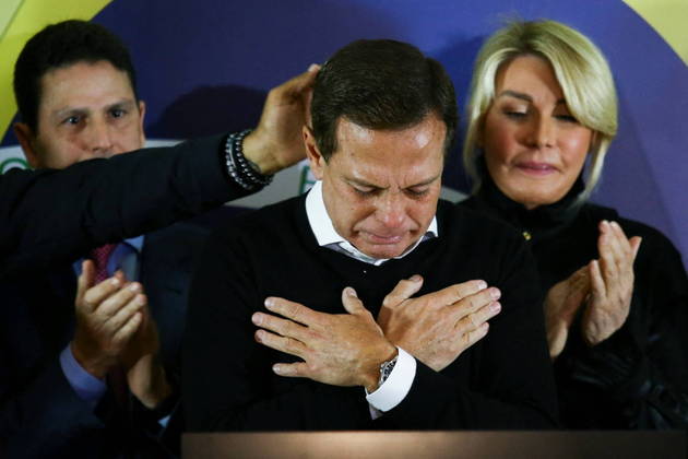 Doria chora, &eacute; aplaudido e recebe apoio da mulher ap&oacute;s desistir de  concorrer ao Planalto; veja fotos - Fotos - R7 Bras&iacute;lia