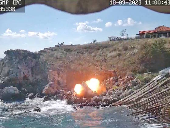 Membro da Otan (Organização do Tratado Atlântico Norte), a Bulgária informou, nesta segunda-feira (18), que localizou um drone recheado de explosivos na costa do Mar Negro, na localidade de Tyulenovo, uma cidade turística que conta com alguns resorts e atrai turistas europeus