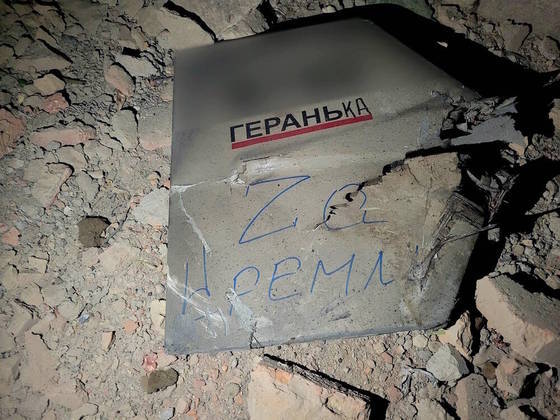 As tropas da Ucrânia conseguiram identificar e derrubar um drone suicida mortal que tinha a cidade de Odesa, com pouco mais de 1 milhão de habitantes, como alvo. O veículo aéreo não-tripulado foi lançado contra o território comandado por Zelensky como resposta a um ataque, na quarta-feira (3), ao Kremlin, na Rússia, onde Vladimir Putin trabalha