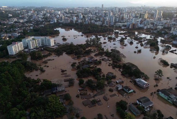 A América Latina sofreu ondas de calor invernal. Na Argentina, os moradores de Buenos Aires viveram em 1º de agosto o dia mais quente para o mês desde o início das estatísticas (30ºC). Na foto, as enchentes que atingem Lajeado, no Rio Grande do Sul