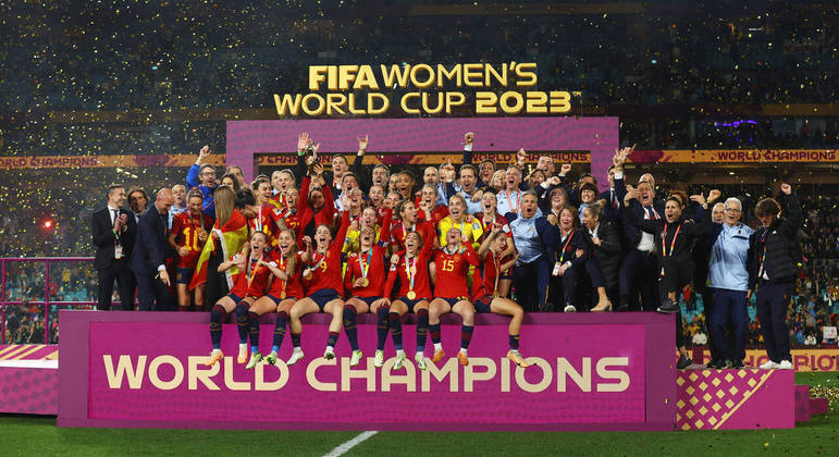 A Espanha é, pela primeira vez na história, campeã da Copa do Mundo feminina! Após um confronto contra a Inglaterra, as jogadoras garantiram a vitória por 1 a 0 e levantaram o troféu. Ainda em campo, as atletas e a comissão técnica espanhola celebraram — e muito — a conquista inédita